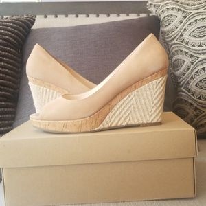 COLE HAAN wedges sz 8.5 in nubuck / tan